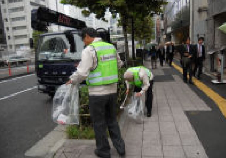 港区赤坂総合支所との合同清掃活動（毎月第1金曜日）